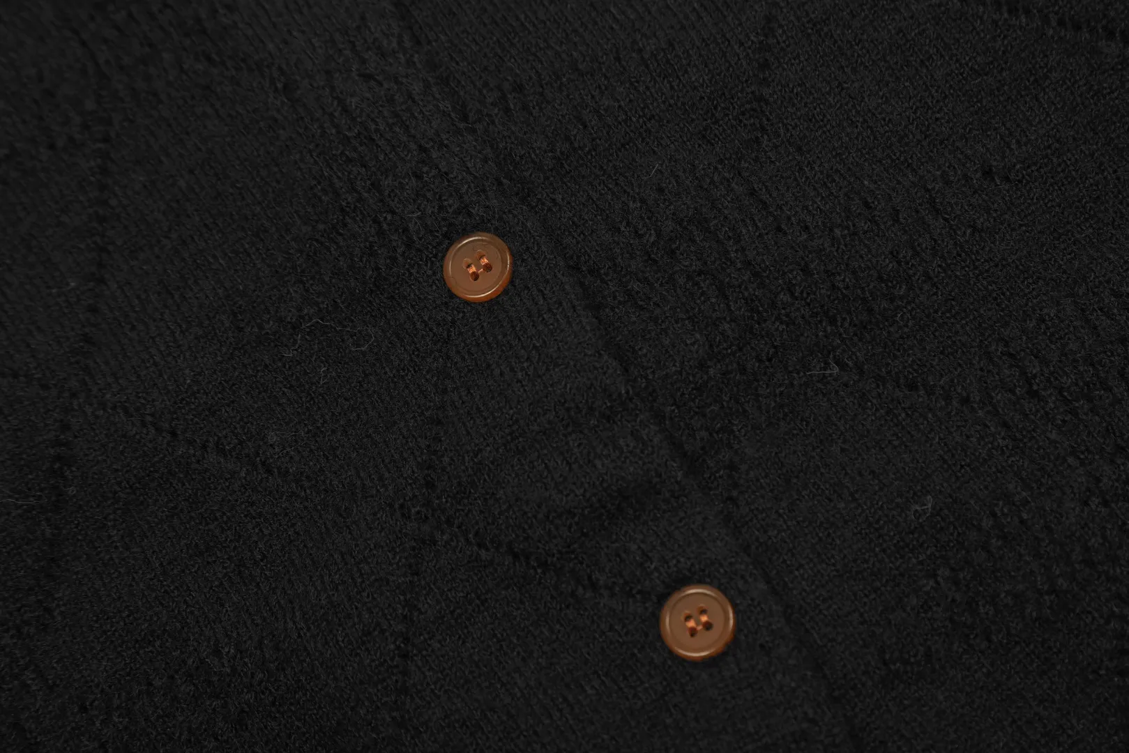 VIVI126 vivienne west wood 24 new style hollow pattern inscribed pattern heavy industry design knitted cardigan. The hollow pattern is Saturn, very special. Queen Mother of the West Vivian heavy industry show limited cardigan knitted sweater wool 2024 autumn latest style Size: S -M- L Color: white black
